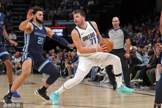 足球赛场上 足球赛场上